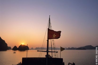 Coucher de soleil sur la baie d'Along - Vietnam