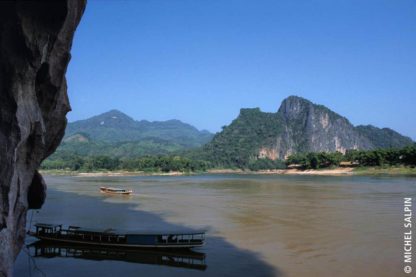Vue des grottes de Pak Ou sur le Mékong et la Nam Ou au Laos