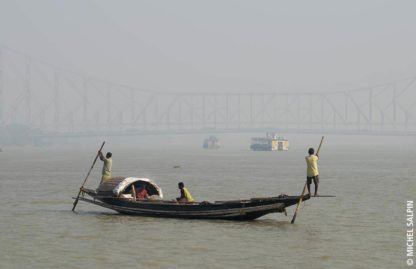 Petite embarcation sur le Gange à Calcutta en Inde