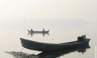 Barques de pêche sur le lac Taungthaman à Amarapura en Birmanie