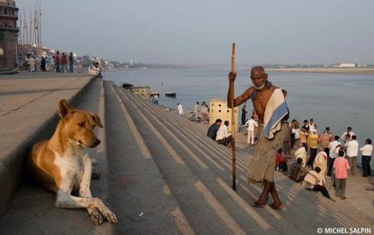 Scènes de vie sur la rive du Gange dans les ghats de Varanasi