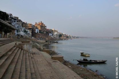 Sur la rive du Gange dans les ghats de Varanasi